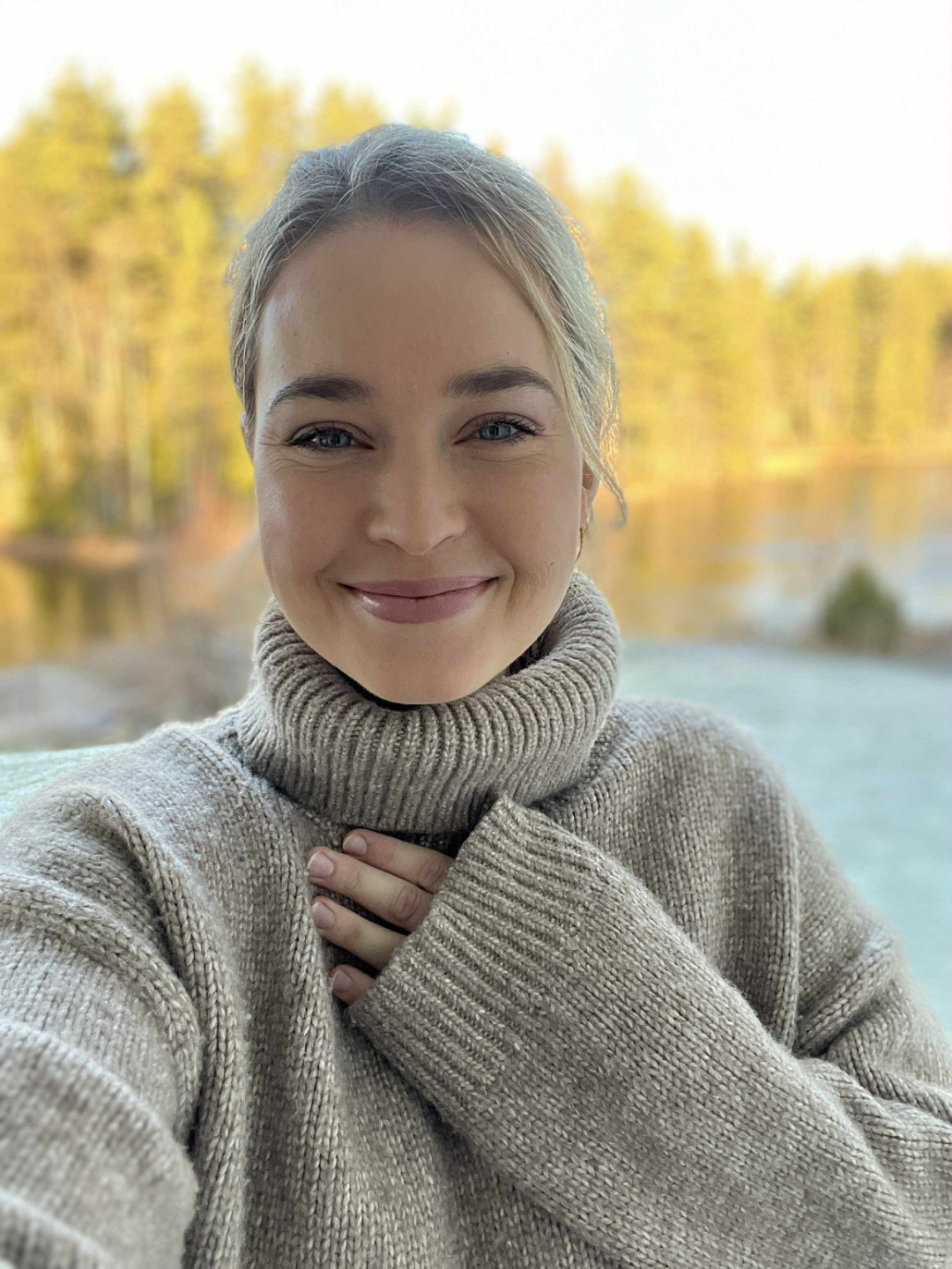 Amanda Arnold vid en skogssjö